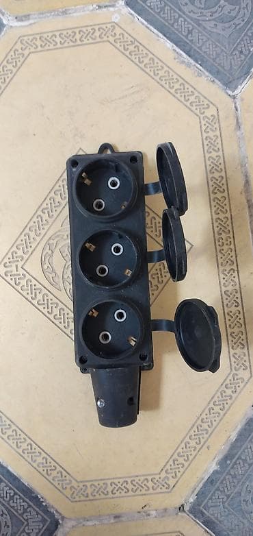 divar ici dus: UNIVERSAL markalı 3 yuvalı elektrik rozetka bloku - Tip: Xarici — 1