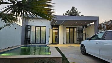 Lexus: Hovuzlu, müasir həyət evi - Tək mərtəbəli, minimalist memarlığa sahib — 1