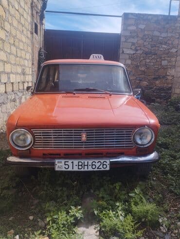 ваза стеклянная прозрачная высокая без узора: VAZ 2101 qırmızı rəngli — 1