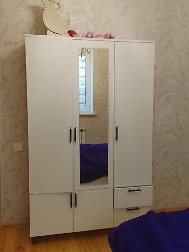 stol desdi: Ağ rəngdə yataq otağı mebel dəsti Tərkibi: - Güzgülü paltar şkafı — 2