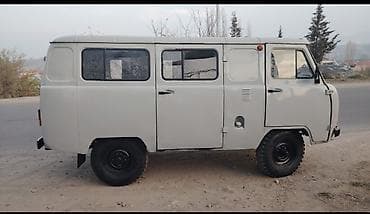 yan guzguler: UAZ “Buxa” tipli mikroavtobus - Korpus: ağ rəngli, üç tərəfdən — 3