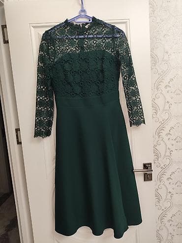 Zərif yaşıl rəngdə qızılımsı tonlu krujeva detallı qadın donu. Üst — 1