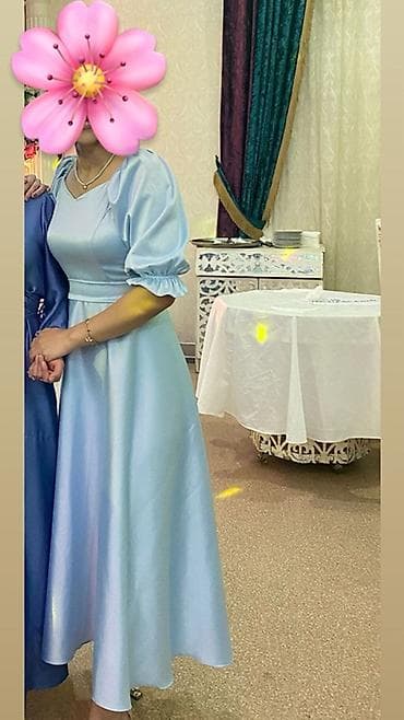 mavi don: Zərif açıq mavi rəngdə qadın paltarı - Model: midi uzunluqda, A-kəsim — 1