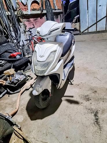 Ağ rəngli şəhər skuter/moped Xüsusiyyətlər: MOPETİN MATORU TƏZƏ