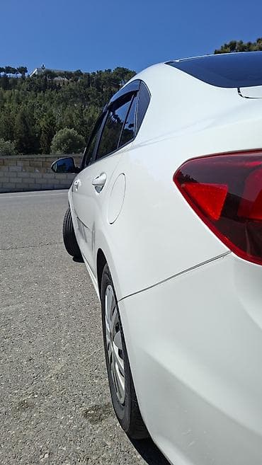 Kia: Kia Rio sedan – ağ rəng, Azərbaycan nömrə nişanı ilə. Şəhər və uzun — 9