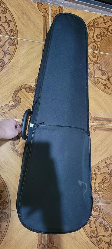 Skripkalar: Məhsul: Skripka dəsti (az istifadə olunub, yeni kimidir) Təsvir: - — 3