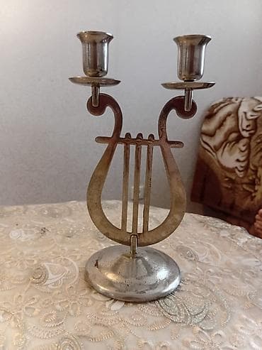 Şamdanlar: İki şamlı metal şamdan – lira (arpa) formasında dekorativ model. - — 2