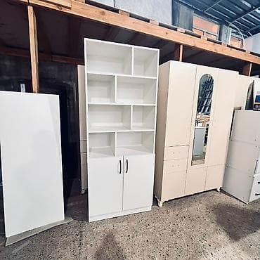 Ağ rəngdə çoxfunksiyalı kitablıq/dolap kombinəsi. - Üst hissə