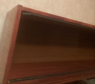 uşag masası: Yaxşı vəziyyətdə uşaq masası. 6 yaşa qədər 2 ədəd kitab rəfi. biri 30 — 2