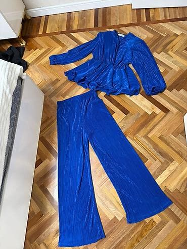 Elektrik mavisi rəngdə iki hissəli qadın dəsti: - Üst: Uzunqol, beldən