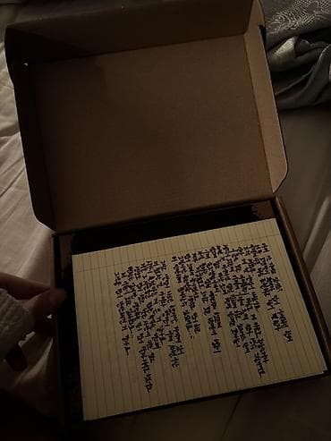 divar resmleri: Məhsul: “LAYOVER” (TaeHyung/V) albomunun orijinal xüsusi boks seti — 2