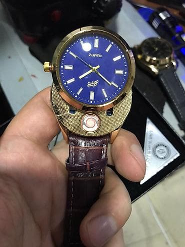 Qızılı rəngli korpusu və qəhvəyi dəri kəməri olan bu qol saatı həm də