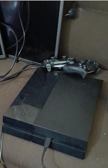xbox seri s: Sony PlayStation 4 (PS4) konsolu - Model: PS4 (orijinal “fat” — 2