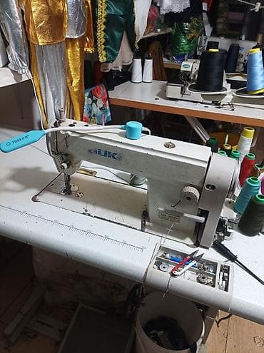 Sənaye tikiş maşını – düz tikiş (lockstitch) tipli, stol və pedal