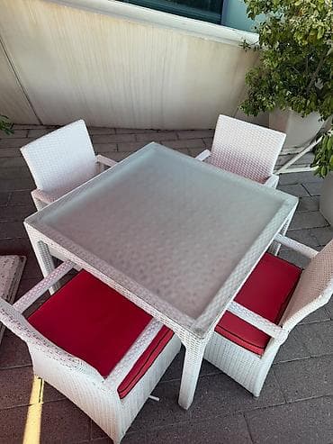 Kvadrat masa 4eded stulu ilə 350azn. bu destden 2 komplekt var unvan