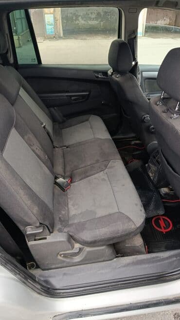qubada ucuz avtomabiller: Gümüşü rəngdə olan Opel Zafira miniveni. Geniş salonu və baqajı var — 7