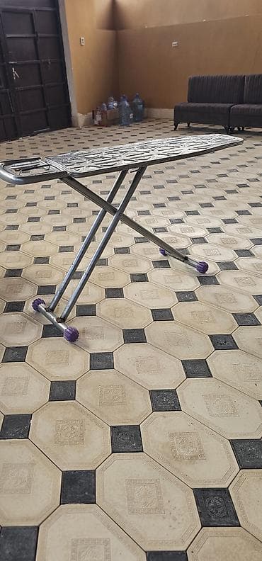 yer silən: Metal ütü masası - Möhkəm metal karkas və deşikli metal stolüstü səth — 1