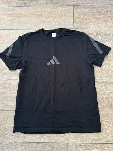 dəri zamşa kişi gödəkçəsi: Qara rəngli, qısaqol Adidas idman köynəyi. Köynəyin ön tərəfində və — 2
