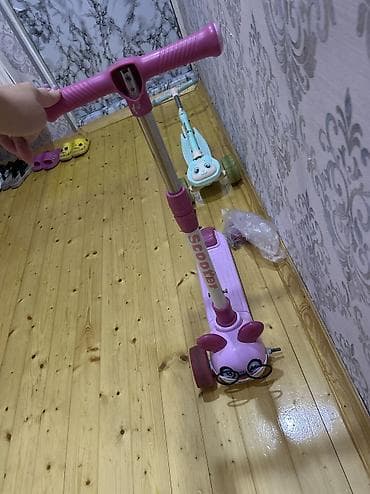 Skuter qız uşağı üçün. Musiqili, işıqlı. Sadəcə təkəri çıxıb — 1