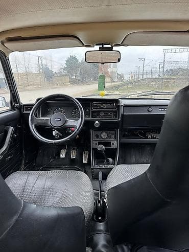 planeta 5: VAZ 2107 sedan – ağ rəng, 4 qapı, arxa ötürücülü klassik model — 9