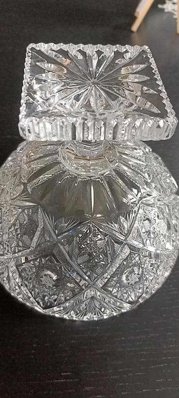 masa usdu kapter: Klassik üslubda kəsimli kristal qab dəsti.Çexoslovakiya xrustalı.Cütü — 6
