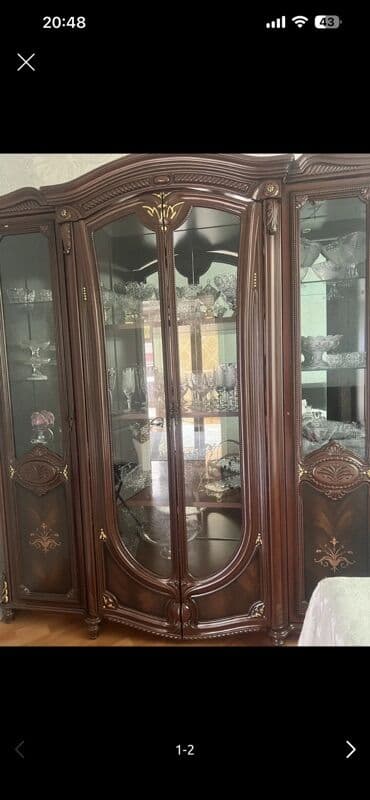 Şüşəli dolab vitrini