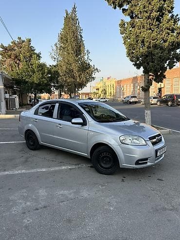 masin bazari oluxana: Satılır: gümüşü rəngli kompakt sedan Mühüm xüsusiyyətlər: - Kuzov: 4 — 6