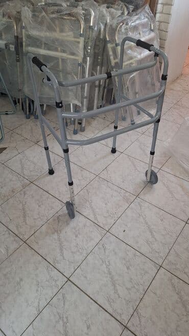 celikler: Təkərli gəzinti dayağı (rolator deyil, 2 təkərli yüngül “walker”) — 1