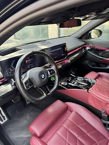 Транспорт: BMW 5 Series (son model nəsil) – sedan, qara rəng, M paketli — 7