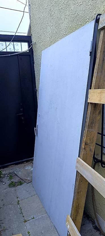 Metal qapı və qapı çərçivəsi - Material: qalın metal təbəqə və profil