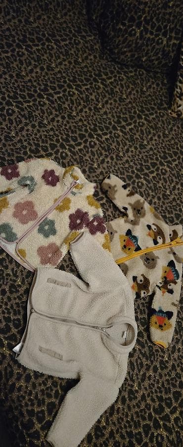 Uşaq üçün isti geyim dəsti Məhsul tərkibi: - 3 ədəd xəz/fleece tipli