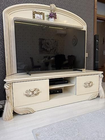 mebel qulpları: Düz TV altlığı, Polkalı — 1