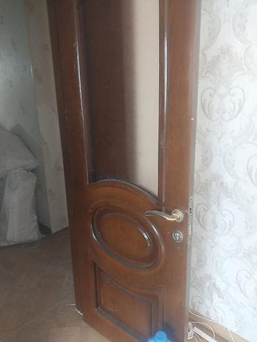 Ev qapilari 4ededdir. Biri 50manatdan. Ag qapini 40manat. Skaf polkali