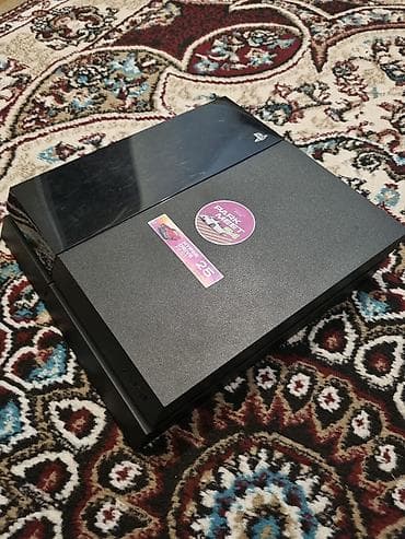 TECILI SATILIR!!! ps 4 her seyi isleyir 2 jostik ustunde 500 gb fat — 2