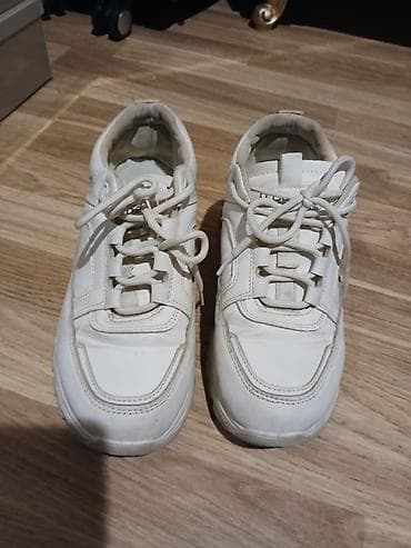 Ağ rəngli uniseks idman ayaqqabısı - Klassik “dad sneaker” silueti