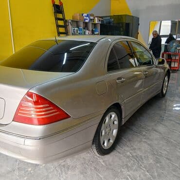 mersedes yan guzgulər: Mercedes-Benz 200-Series: 0.1 l | 2018 il Sedan — 3