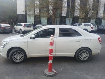 Yağlar və avtokimyəvi maddələr: Chevrolet Cobalt, ağ rəng, sedan gövdə. Xüsusiyyətlər: - Avtomat — 2