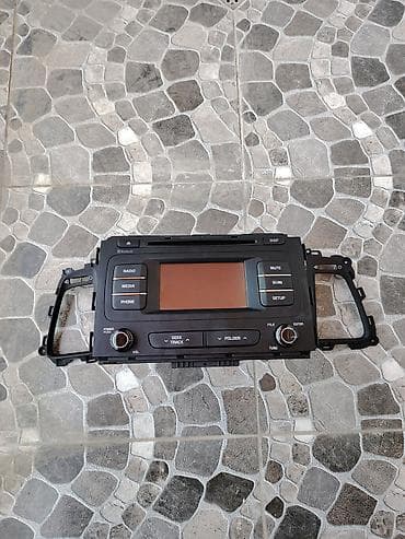 Avtomobil üçün original multimedia maqnitolası / baş cihazı. Panel