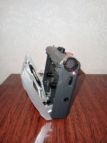 maqnitofon: 🎧 Təsviri: Bu Vintage Sony TCM-150 kaset yazıcısı analoq texnologiya — 3