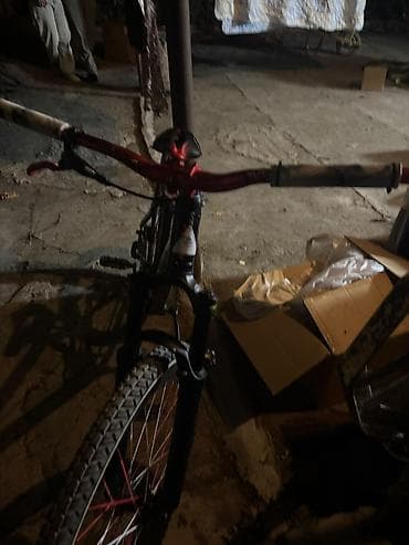 matorlu velosebet: Dağ və şəhər sürüşləri üçün uyğun velosiped. Dizaynı qara-qırmızı rəng — 4