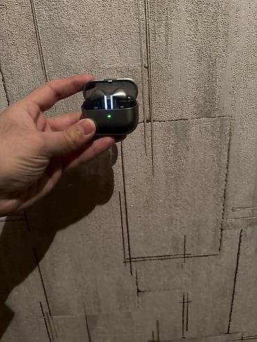 Bluetooth qulaqlıq – kompakt şarj qabı ilə - Dizayn: Qulaqdaxili