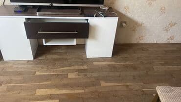 Düz TV altlığı, Polkalı, Laminat