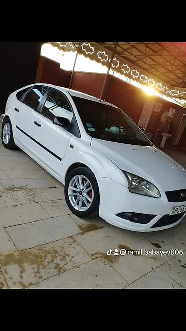 niva maşın: Ford Focus, ağ rəng, 5 qapılı hetçbek. Xarici: - Aqressiv ön bamper — 7