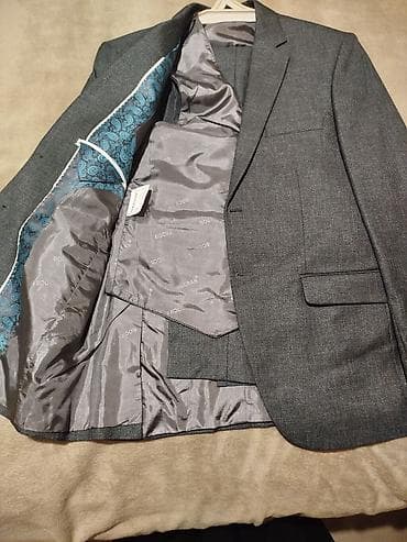 paltar xoncalari: Kişi kostyumu – boz rəngli, klassik üslubda 3 hissəli dəst. - Jaket — 2