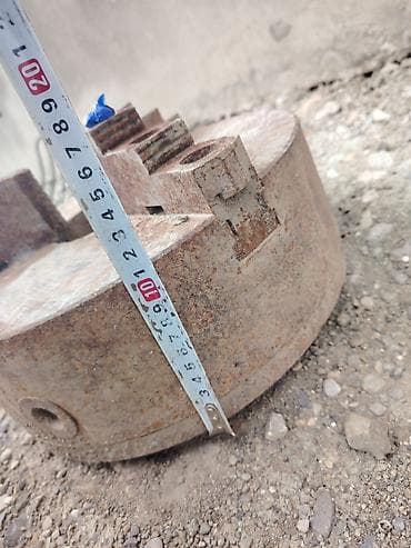 seyf demir qapi: 320 mm 3 çənəli tokar patronu (işlək vəziyyətdə). 320 mm 3 çənəli — 3