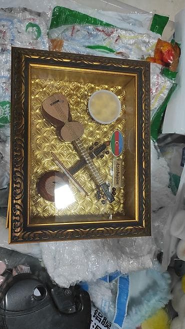 esger wekileri: Dekorativ çərçivədə Azərbaycan musiqi alətləri kompozisiyası - Şüşə — 3