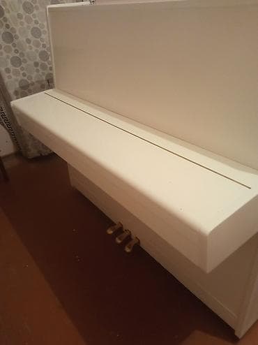 Ağ rəngli akustik piano – klassik upright model - Korpus: parlaq ağ