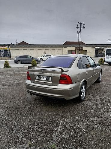 opel omega oluxana: Opel Vectra B sedan, qızılı/boz rəng. 5 qapı, aerodinamik arxa — 4