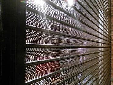 Крепежные изделия: Mağaza vitrinləri üçün perforasiya olunmuş alüminium/poçt polad jalüz — 3