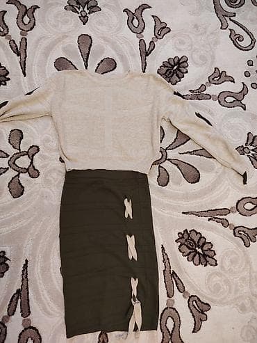 dest geyimlər: Iki hissəli qadın dəst - Üst geyim: açıq bej rəngdə, dairəvi yaxalı — 1